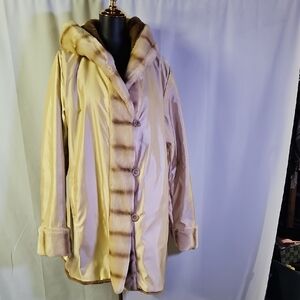 👚Dennis Basso Cream Faux Fur-Trimmed Coat